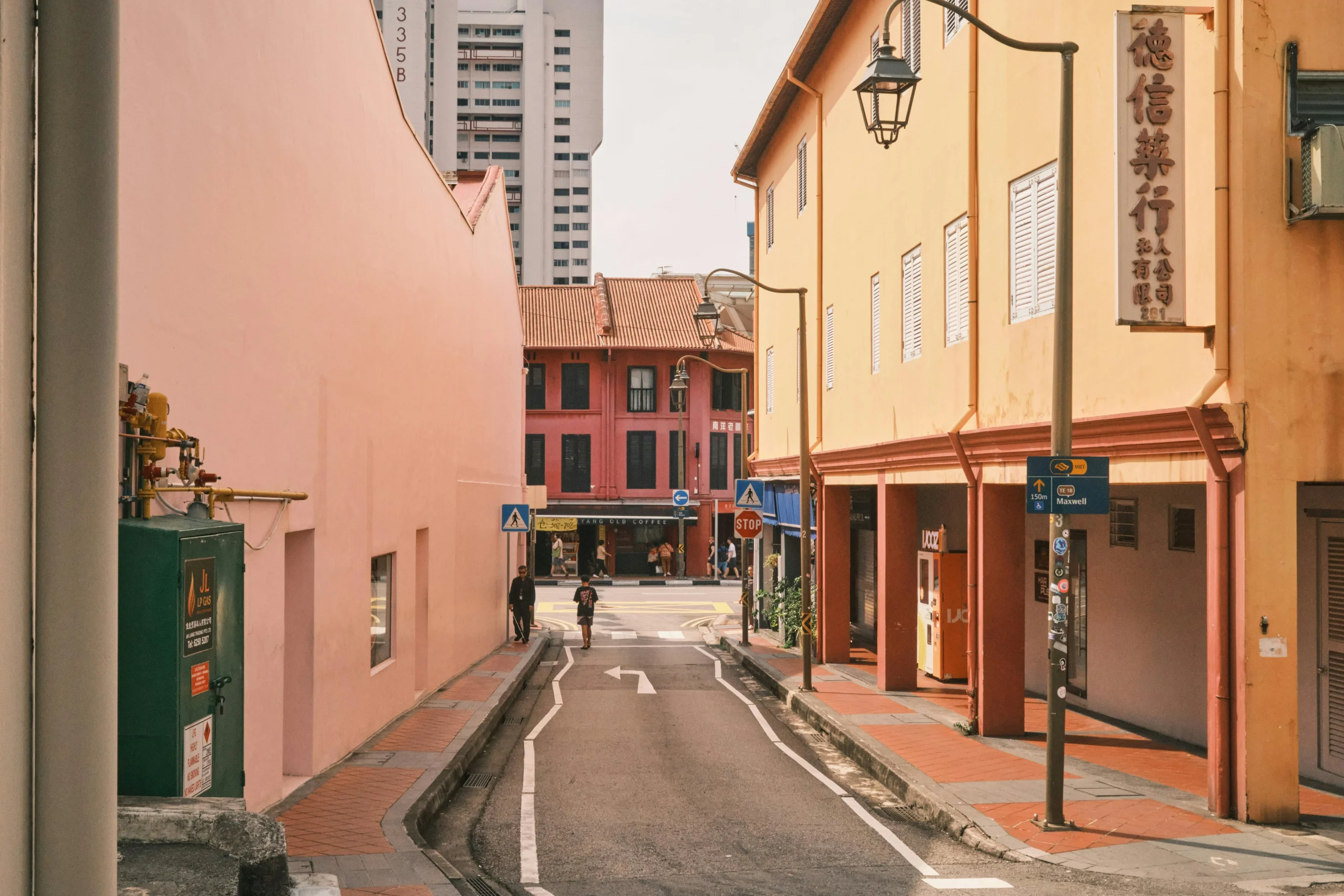 Singapore-travel-guide-neighborhood-street-scene-for-first-time-visitors-exploring-the-city-scaled What First-Time Visitors Should Know About Singapore Before They Go