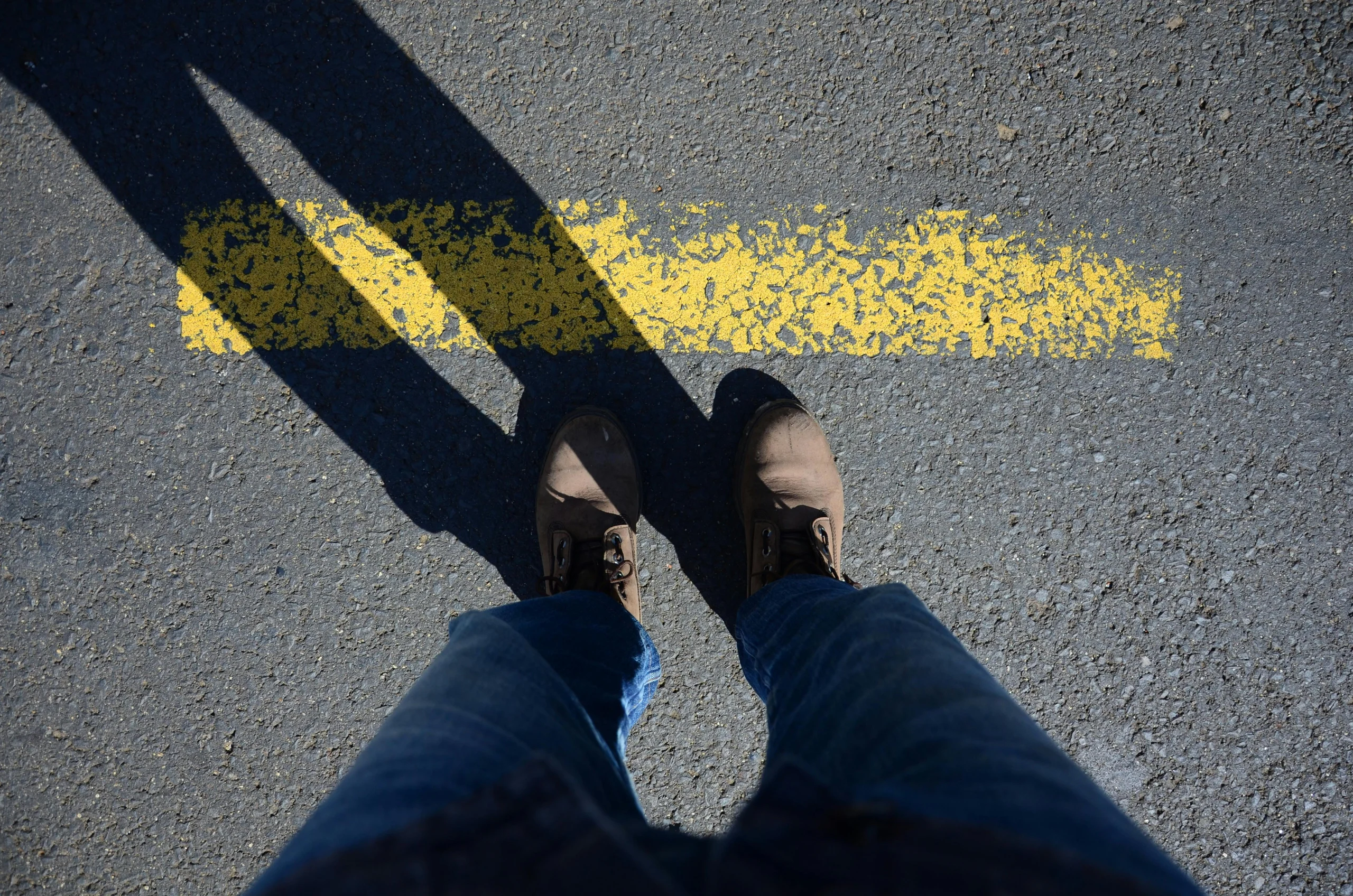 everyday-travel-habits-showing-a-traveler-stepping-aside-to-check-directions-without-blocking-others-scaled 8 Everyday Travel Habits That Help Visitors Show More Respect Abroad