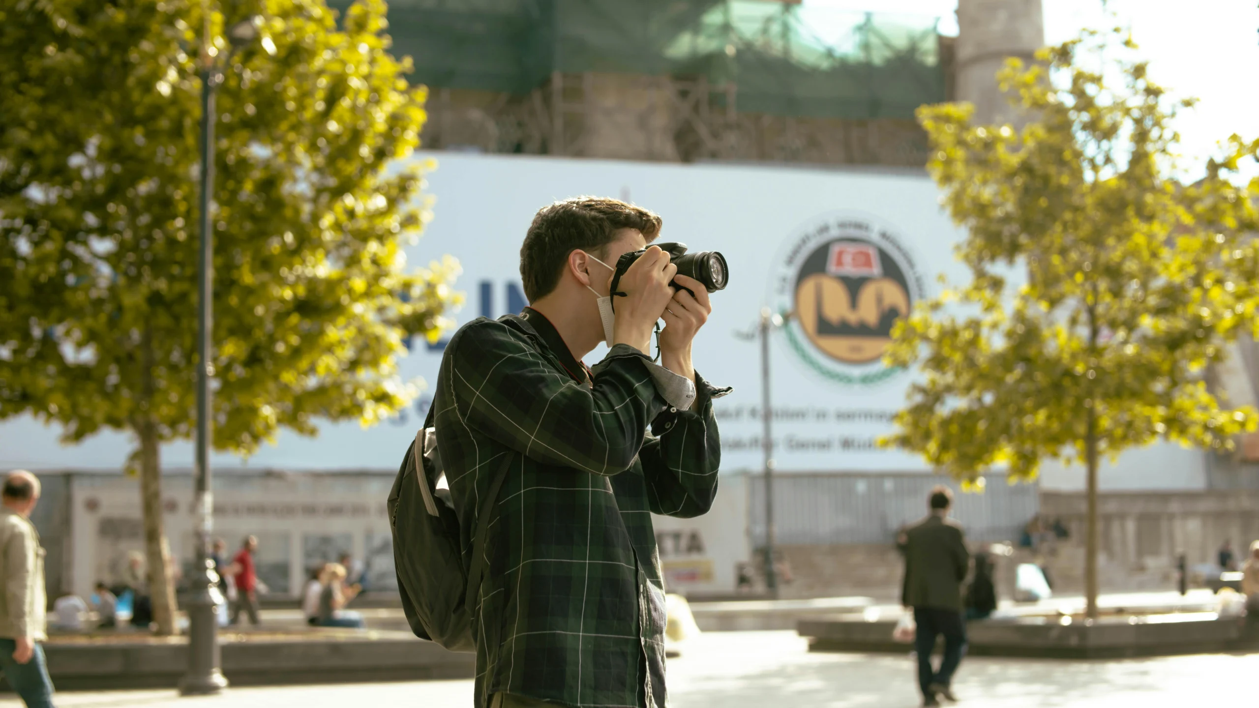 everyday-travel-habits-showing-a-traveler-taking-photos-respectfully-in-a-shared-public-space-scaled 8 Everyday Travel Habits That Help Visitors Show More Respect Abroad