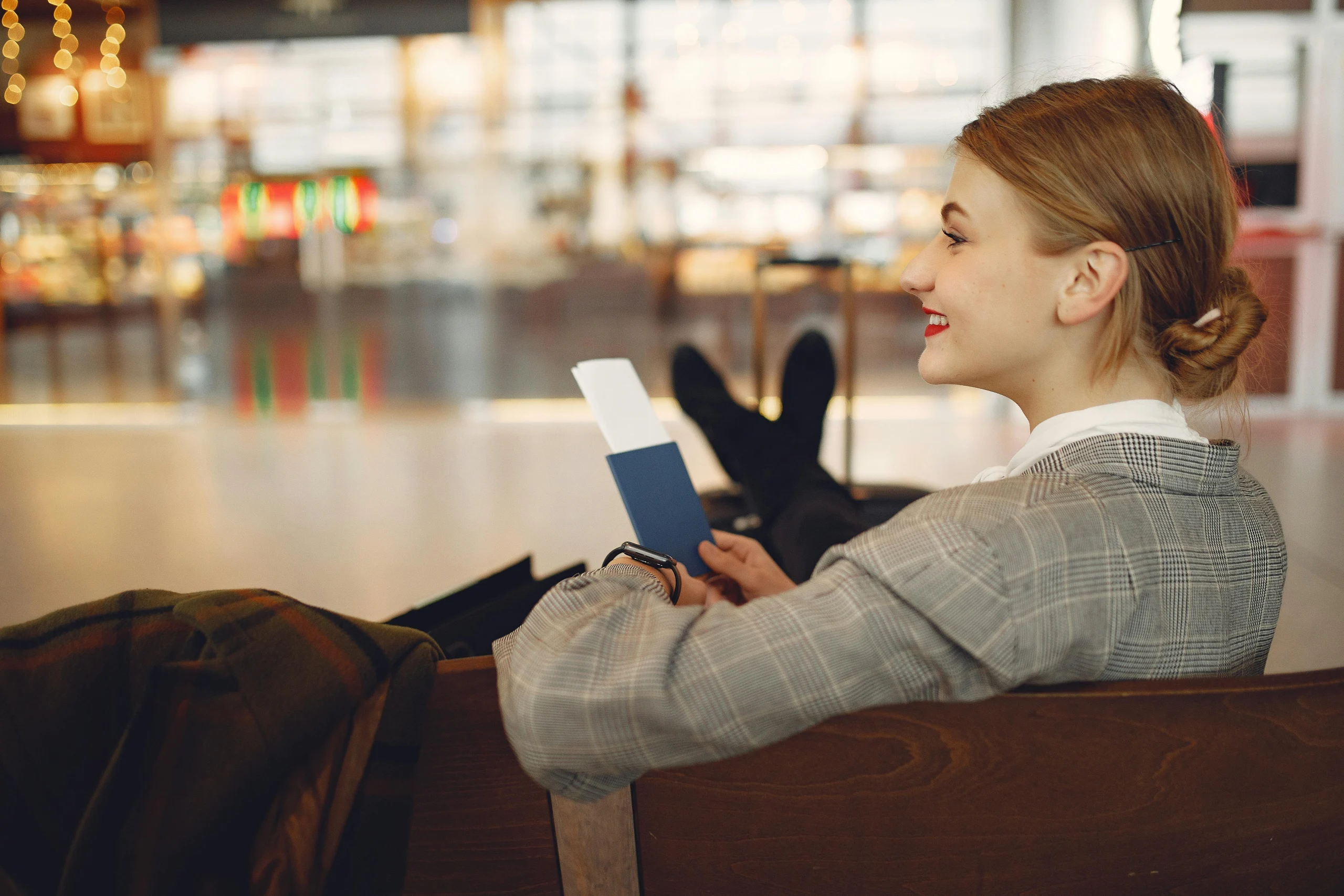 flight-prep-habits-showing-a-traveler-reviewing-medication-passport-and-flight-notes-before-leaving-for-the-airport-scaled 8 Flight Prep Habits That Help Travelers Avoid Common Last-Minute Problems