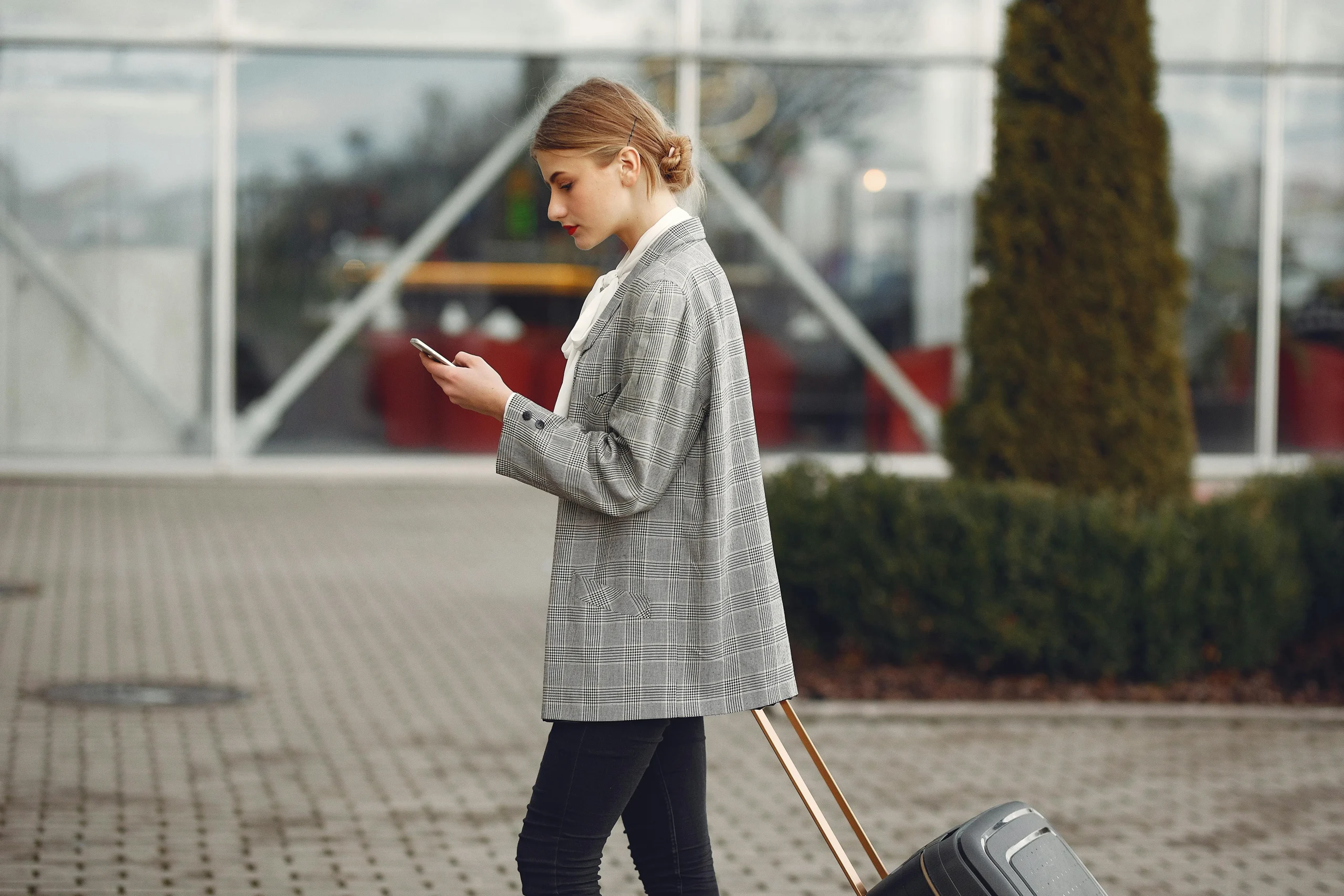 8 Solo Arrival Habits That Help Travelers Feel More Confident in a New Place