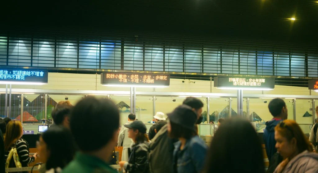 pexels-photo-32223420-scaled 8 Queue Etiquette Habits That Help Travelers Move More Respectfully Through Busy Places