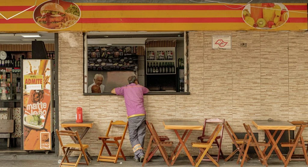 pexels-photo-35921845-scaled 8 Solo Dining Habits That Help Independent Travelers Feel More Comfortable Eating Out