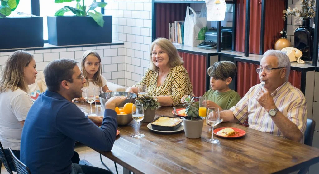 pexels-photo-8507673-scaled 8 Mealtime Habits That Help Family Trips Feel Easier With Children