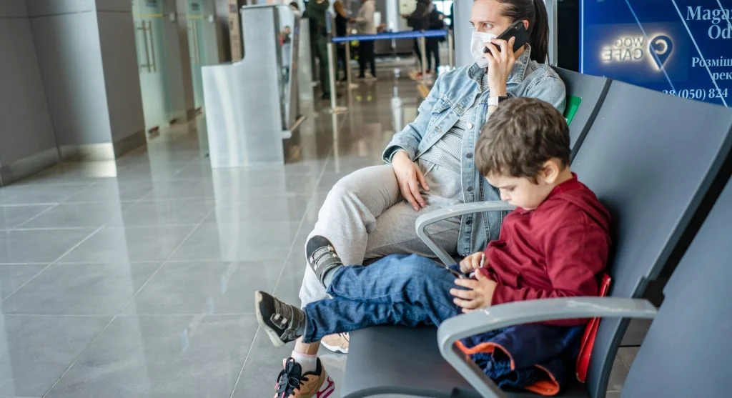 family staying calm during travel delay